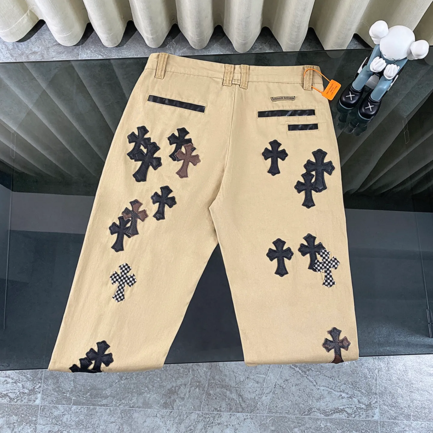 P260 chrome hearts new style horse hair checkerboard black cross patchwork khaki jeans vi Top heavy industry fashionable design] Consistent high street luxury style creation. Speaking of this style, the Zangyin family and GU family are definitely the leading representative brands. Especially the Zangyin family has really achieved a state-of-the-art effect in creating high street style. The unique washed material is used to create this style. The color system is quite eye-catching. After it is decorated with patchwork cross flowers, it cleverly highlights the charm of the brand. Secondly, this style uses classic The classic high-waist cutting design highlights the long legs and fashionable temperament of the upper body. The brand is highly recognizable and the slim fit configuration is more suitable for daily wear. It is a product that interprets personality, fashion, and specifications at a glance. This single product is enough to make any fan excited. It can be a white T-shirt for youthful preppy style, or a tight suspender for lady style. It has strong matching ability and can be easily controlled by men.  [Materials and craftsmanship] Needless to say, this point goes without saying. As an excellent craftsman brand, Zangyin’s requirements for details and craftsmanship are really perfect. The washed color of this model has gone through so many processes, not to mention the embellishment of denim appliques. It is also purely hand-made and sewn. Just like what they believe in, only hand-made things have soul and have the meaning of wear. A top-notch heavy-duty fashionable denim item, I look forward to your perfect interpretation! !  Size:28-36